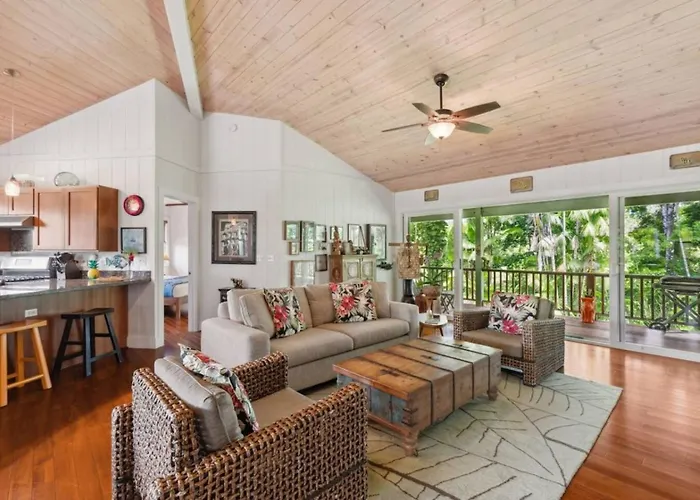 4 Bd Walk To Shops Restaurants And Beach
